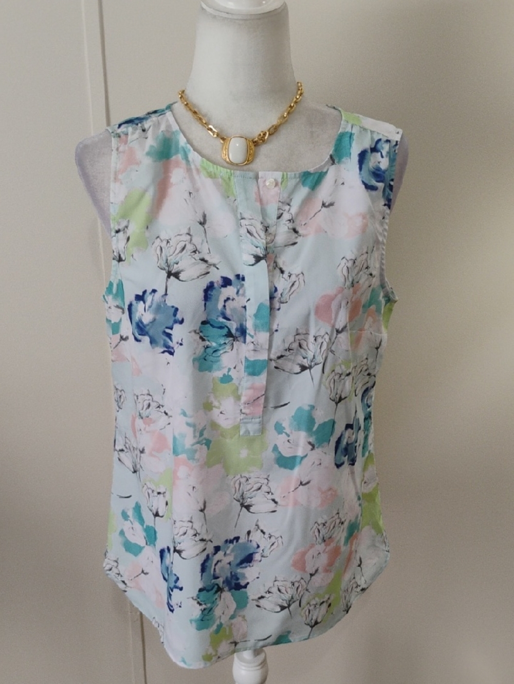 Talbots Sleeveless Floral Blouse in White with Pastel Blue, Pink & Green